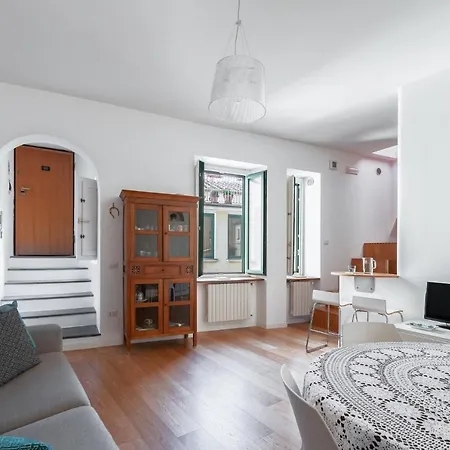 Casa Flo Con Terrazza E Ascensore 萨莱诺